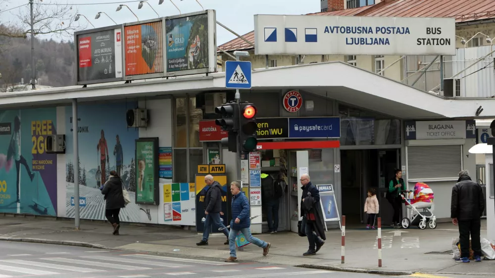 Slovenske železnice so že lansko leto družbi Avtobusna postaja Ljubljana odpovedale pogodbo za najem zemljišča, na katerem trenutno stoji avtobusna postaja. Foto: Tomaž Skale 