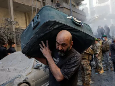 A man carrying his belongings leaves the area of an Israeli strike in Beirut's Basta neighbourhood, amid the ongoing hostilities between Hezbollah and Israeli forces, Lebanon November 23, 2024. REUTERS/Adnan Abidi