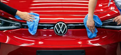 Employee conducts quality control checks on a Volkswagen AG (VW) ID.5 electric sports utility vehicle (eSUV) on the assembly line at the automaker's electric automobile plant in Zwickau, Germany, on Tuesday, April 26, 2022. The Zwickau assembly lines are the centerpiece of a plan by VW, the world's biggest automaker, to manufacture as many as 330,000 cars annually. Photographer: Krisztian Bocsi/Bloomberg via Getty Images / Foto: Bloomberg