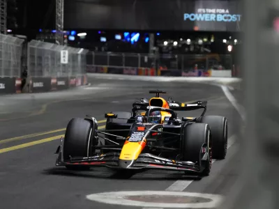 Nov 23, 2024; Las Vegas, Nevada, USA; Oracle Red Bull Racing driver Max Verstappen of The Netherlands (1) drives during the Las Vegas Grand Prix at the Las Vegas Circuit. Mandatory Credit: Lucas Peltier-Imagn Images