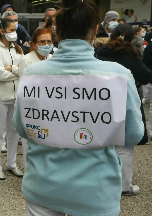 UKC Ljubljana- 16.02.2022 - stavka sindikatov zdravstva in socialnega varstva - reprezentativni sindikati zdravstva in socialnega varstva z vladno stranjo niso zbli?ali stali?? glede stavkovnih zahtev, med drugim po zvi?anju pla?, - protest ? protestni shod ? zdravstvo ? zdravstveni delavci - //FOTO: Luka Cjuha.