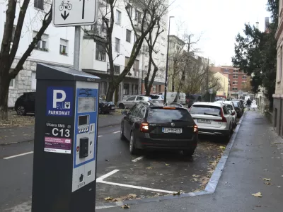 Mestna občina Ljubljana želi, da bi bilo tudi ob nedeljah parkiranje v središču mesta na območjih s parkomati plačljivo med 7. in 19. uro. Foto: Luka Cjuha