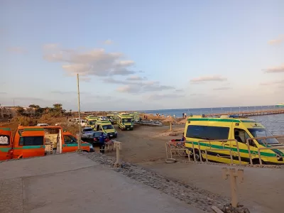 25 November 2024, Egypt, Marsa Alam: Rescuers and ambulance cars wait on the beach for possible survivors after a boat sank at a harbour in Marsa Alam. Seventeen people remain missing after a tourist boat carrying 45 people capsized in the Red Sea, Egyptian authorities said on Monday. Photo: Stringer/dpa