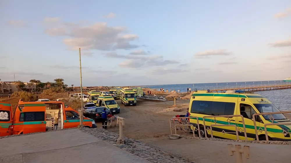 25 November 2024, Egypt, Marsa Alam: Rescuers and ambulance cars wait on the beach for possible survivors after a boat sank at a harbour in Marsa Alam. Seventeen people remain missing after a tourist boat carrying 45 people capsized in the Red Sea, Egyptian authorities said on Monday. Photo: Stringer/dpa