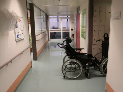 ﻿simbolična fotografija - zdravstvo - invalidski voziček - invalidi- 22.01.2016 - Nevrološka klinike UKC Ljubljana - Klinični oddelek za bolezni živčevja - //FOTO: Tomaž Skale