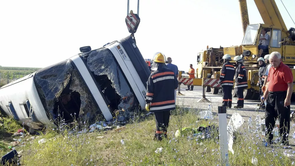 A tourist bus is towed after crashing on the road near the Serbian town of Indjija, some 30 km (19 miles) north of Belgrade, July 11, 2008. The bus carrying Polish tourists overturned killing at least six people and injuring dozens, Serbian police said. Police said 68 people were on the bus when the accident happened. The tourists were returning to Poland from a holiday in Bulgaria. A local hospital in Novi Sad said about 30 injured had been brought in, most of them teenagers. The hospital said seven people were in serious condition and that more injured were being brought in.  REUTERS/Stringer  (SERBIA)