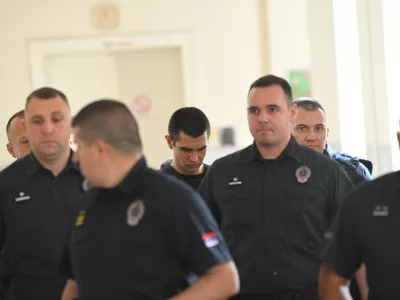 Uroš Blažić (v sredini v ozadju) je bil ob prihodu na sodišče obdan s pravosodnimi policisti. F Pixell