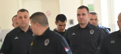 Uroš Blažić (v sredini v ozadju) je bil ob prihodu na sodišče obdan s pravosodnimi policisti. F Pixell