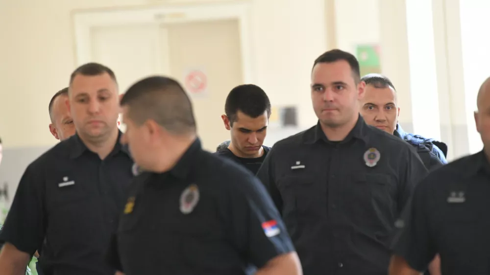 Uroš Blažić (v sredini v ozadju) je bil ob prihodu na sodišče obdan s pravosodnimi policisti. F Pixell