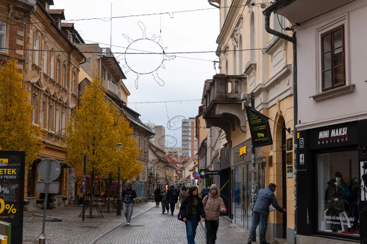 26.11.2024Ljubljana - postavljanje - lučkeFOTO: Kolja Kragelj