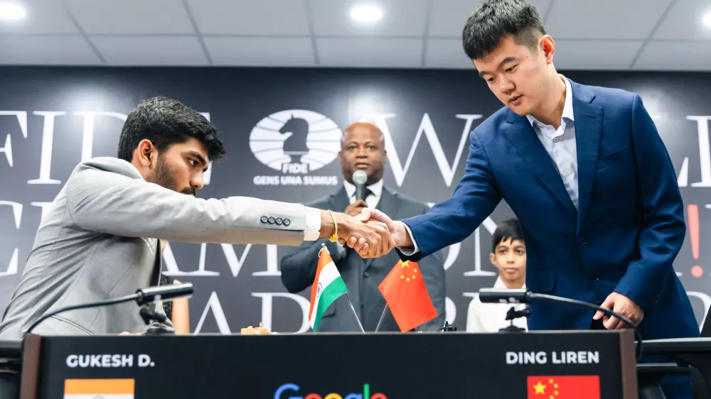 25 November 2024, Singapore: Chinese chess grandmaster Ding Liren (R) faces off with Indian chess grandmaster Dommaraju Gukesh during the first game of the World Chess Championship. Photo: Seshadri Sukumar/ZUMA Press Wire/dpa