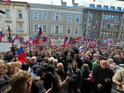 Pred celjskim sodiščem se je zbralo okoli 1000 ljudi. Foto: Mojca Marot