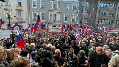 Pred celjskim sodiščem se je zbralo okoli 1000 ljudi. Foto: Mojca Marot