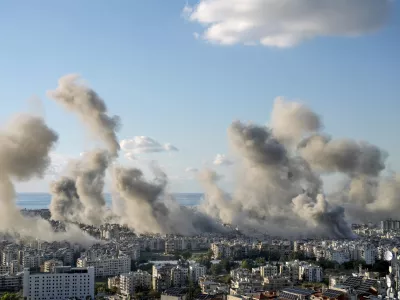 Še pred večerno sklenitvijo prekinitve spopadov je Izrael stopnjeval napade na Bejrut. Foto: AP