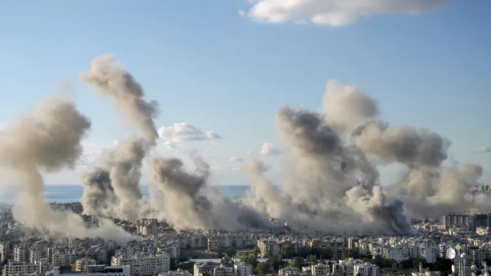 Še pred večerno sklenitvijo prekinitve spopadov je Izrael stopnjeval napade na Bejrut. Foto: AP