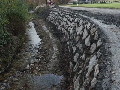 Vodotok Tunjščice ob cesti Moste–Gora Foto: Občina Komenda