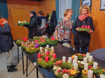 Delavnico adventnih venčkov bodo v prihodnjih dneh nadgradili še s prenosom dediščine jasličarstva na mlajše rodove. Foto: Tina Jereb