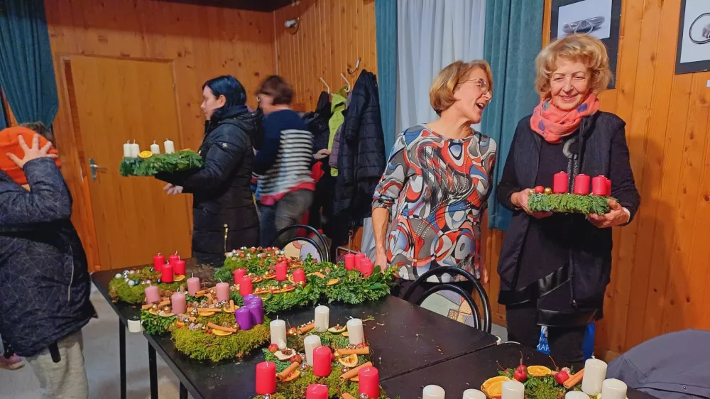 Delavnico adventnih venčkov bodo v prihodnjih dneh nadgradili še s prenosom dediščine jasličarstva na mlajše rodove. Foto: Tina Jereb