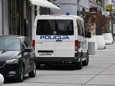 13.11.2024., Slavonski Brod - Policijska vozila spred objekta u Ulici Ante Starcevica u kojem je bila akcija interventne policije i uhicena najmanje jedna osoba. Photo: Ivica Galovic/PIXSELL