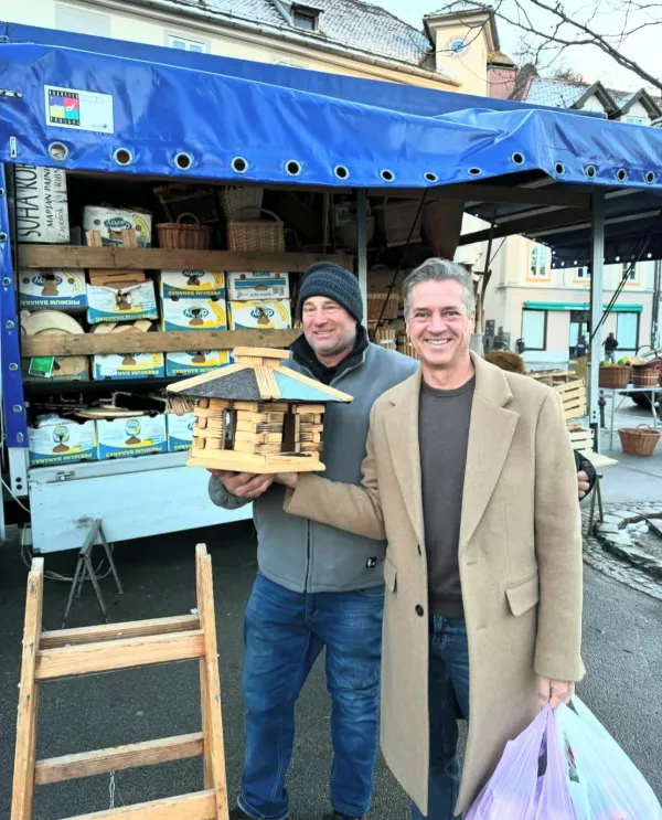 Robert Golob je obiskal ljubljansko tržnico in kupil ptičjo hišico. F instagram Roberta Goloba