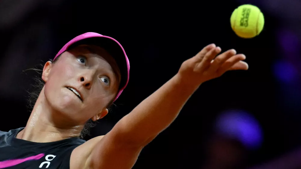 FILED - 18 April 2024, Baden-Wuerttemberg, Stuttgart: Polish tennis player Iga Swiatek in action against Belgium's Elise Mertens during their women's singles tennis match at the Stuttgart open. Photo: Marijan Murat/dpa