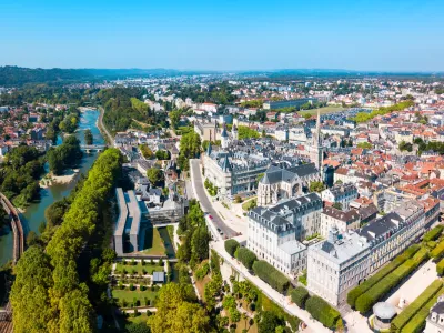 Panoramski pogled na mesto Pau v Pirenejih / Foto: Istock