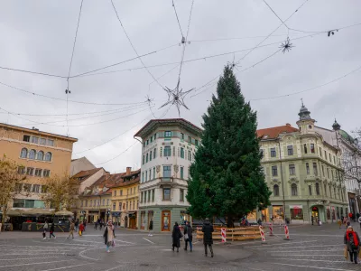 26.11.2024Ljubljana - postavljanje - lučkeFOTO: Kolja Kragelj