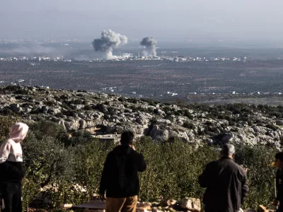 28 November 2024, Syria, Majdalya: Smoke rises as a result of a Syrian regime airstrike targeting the town of Majdalya in the Idlib countryside. Photo: Anas Alkharboutli/dpa