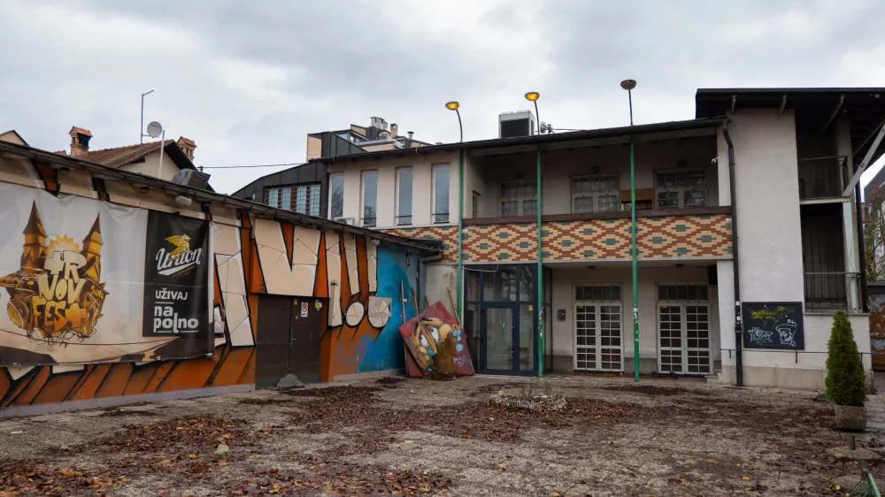 Legendarni objekt KUD Franceta Prešerna sameva že tretje leto in ne kaže, da bo kmalu spet zaživel. Foto: Kolja Kragelj