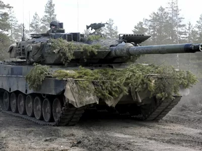 A Leopard battle tank of the Armoured Brigade takes part in the Army mechanised exercise Arrow 22 exercise at the Niinisalo garrison in Kankaanpaa, Finland May 4, 2022. Picture taken May 4, 2022. Lehtikuva/Heikki Saukkomaa via REUTERS ATTENTION EDITORS - THIS IMAGE WAS PROVIDED BY A THIRD PARTY. NO THIRD PARTY SALES. NOT FOR USE BY REUTERS THIRD PARTY DISTRIBUTORS. FINLAND OUT. NO COMMERCIAL OR EDITORIAL SALES IN FINLAND. / Foto: Lehtikuva