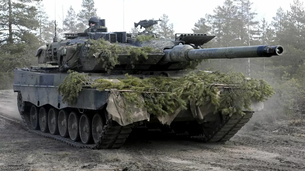 A Leopard battle tank of the Armoured Brigade takes part in the Army mechanised exercise Arrow 22 exercise at the Niinisalo garrison in Kankaanpaa, Finland May 4, 2022. Picture taken May 4, 2022. Lehtikuva/Heikki Saukkomaa via REUTERS ATTENTION EDITORS - THIS IMAGE WAS PROVIDED BY A THIRD PARTY. NO THIRD PARTY SALES. NOT FOR USE BY REUTERS THIRD PARTY DISTRIBUTORS. FINLAND OUT. NO COMMERCIAL OR EDITORIAL SALES IN FINLAND. / Foto: Lehtikuva