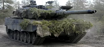 A Leopard battle tank of the Armoured Brigade takes part in the Army mechanised exercise Arrow 22 exercise at the Niinisalo garrison in Kankaanpaa, Finland May 4, 2022. Picture taken May 4, 2022. Lehtikuva/Heikki Saukkomaa via REUTERS ATTENTION EDITORS - THIS IMAGE WAS PROVIDED BY A THIRD PARTY. NO THIRD PARTY SALES. NOT FOR USE BY REUTERS THIRD PARTY DISTRIBUTORS. FINLAND OUT. NO COMMERCIAL OR EDITORIAL SALES IN FINLAND. / Foto: Lehtikuva