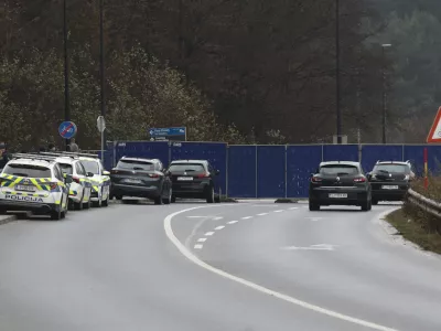 Policisti so včeraj v celoti zaprli Pot za Brdom, kjer je pod streli umrl član ljubljanskega in balkanskega podzemlja. Foto: Luka Cjuha