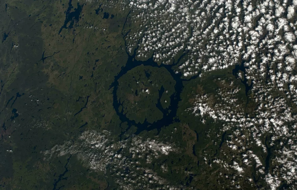 KRF9Y2 Manicouagan crater (ISS017-E-9927)