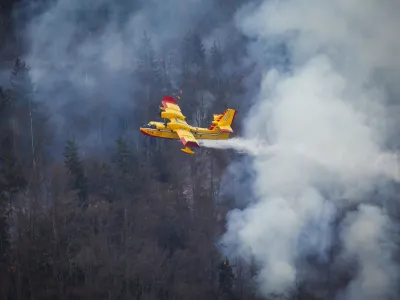 Preddvor.<br>Pri gasenju gozdnega pozara nad Potocami je pomagalo tudi hrvasko letalo canadair.