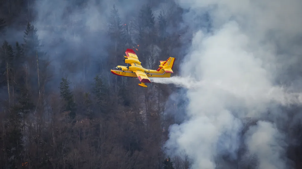 Preddvor.<br>Pri gasenju gozdnega pozara nad Potocami je pomagalo tudi hrvasko letalo canadair.