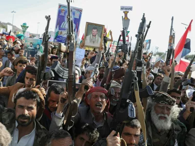 Protesters hold up weapons as people rally, mainly Houthi supporters, to show support to Lebanons Hezbollah and Palestinians in the Gaza Strip, in Sanaa, Yemen, November 29, 2024. REUTERS/Khaled Abdullah