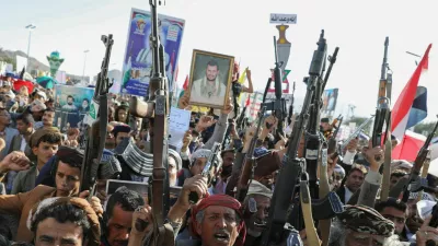 Protesters hold up weapons as people rally, mainly Houthi supporters, to show support to Lebanons Hezbollah and Palestinians in the Gaza Strip, in Sanaa, Yemen, November 29, 2024. REUTERS/Khaled Abdullah