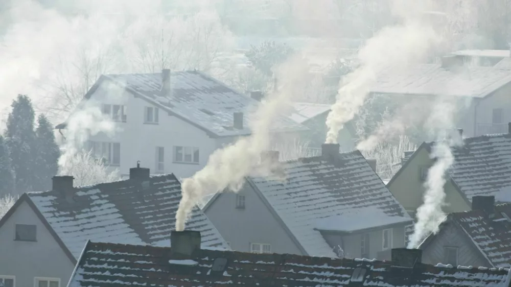 Kurjenje trdnih goriv je pozimi največji krivec za onesnažen zrak. A stanovanja je v času virusov in gripe vseeno treba prezračevati.