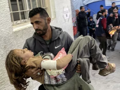 29 November 2024, Palestinian Territories, Gaza City: Palestinians transport injured children to Al Ahly Hospital following an Israeli army attack on a school. Photo: Hadi Daoud/APA Images via ZUMA Press Wire/dpa