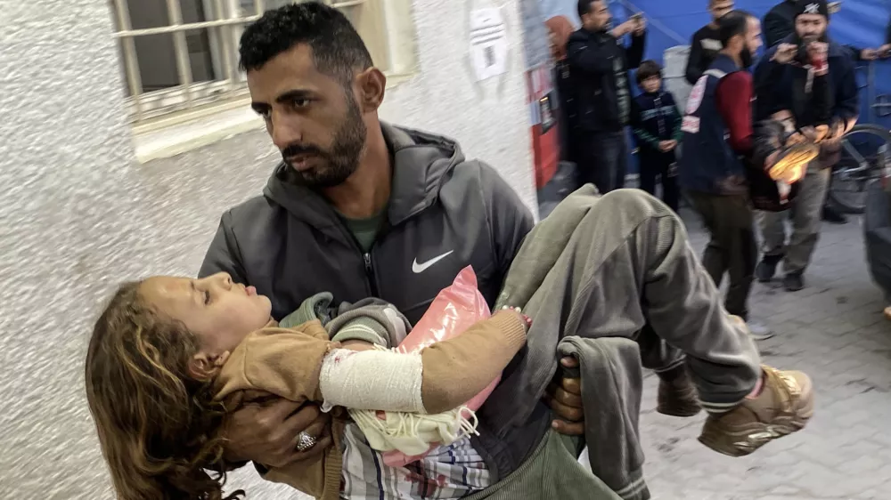 29 November 2024, Palestinian Territories, Gaza City: Palestinians transport injured children to Al Ahly Hospital following an Israeli army attack on a school. Photo: Hadi Daoud/APA Images via ZUMA Press Wire/dpa