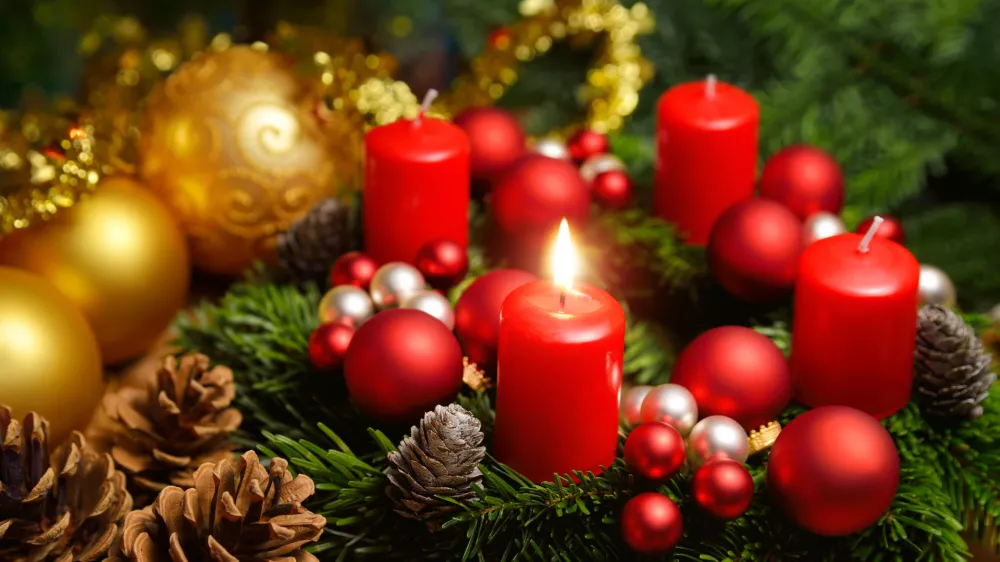 ﻿Advent wreath with one burning candle