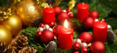 ﻿Advent wreath with one burning candle