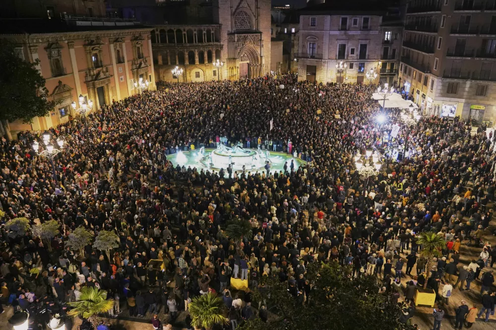 Demonstrators gather a month after devastating floods to demand the resignation of the regional officials who bungled the emergency response in Valencia, Spain, Tuesday, Nov. 30, 2024. (AP Photo/ Alberto Saiz) / Foto: Alberto Saiz