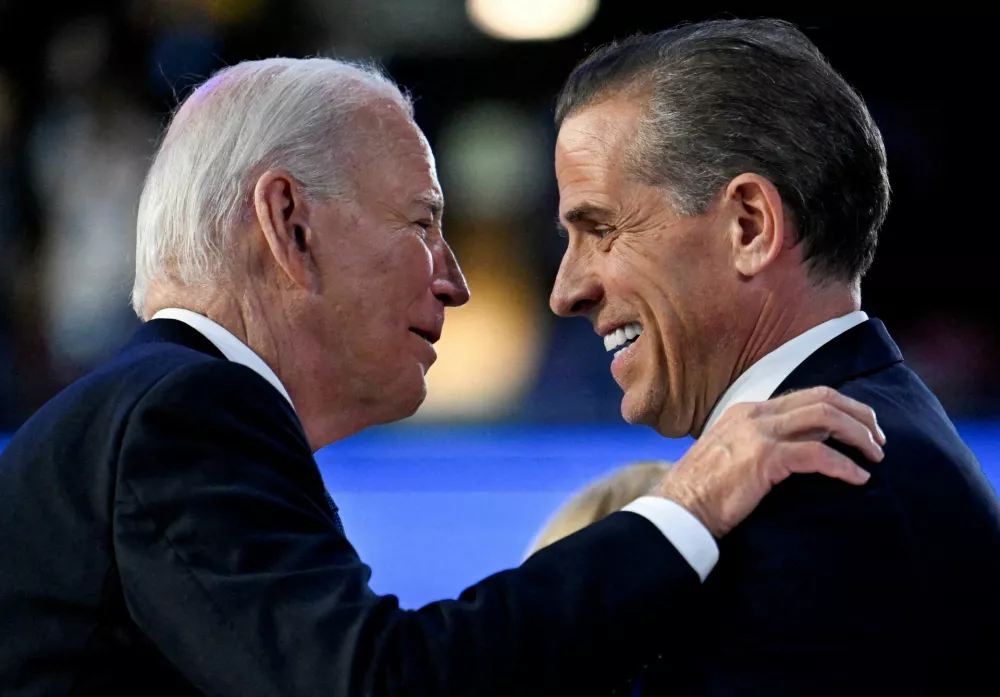 FILE PHOTO: U.S. President Joe Biden greets his son Hunter Biden at the Democratic National Convention (DNC) in Chicago, Illinois, U.S. August 19, 2024. REUTERS/Craig Hudson/File Photo