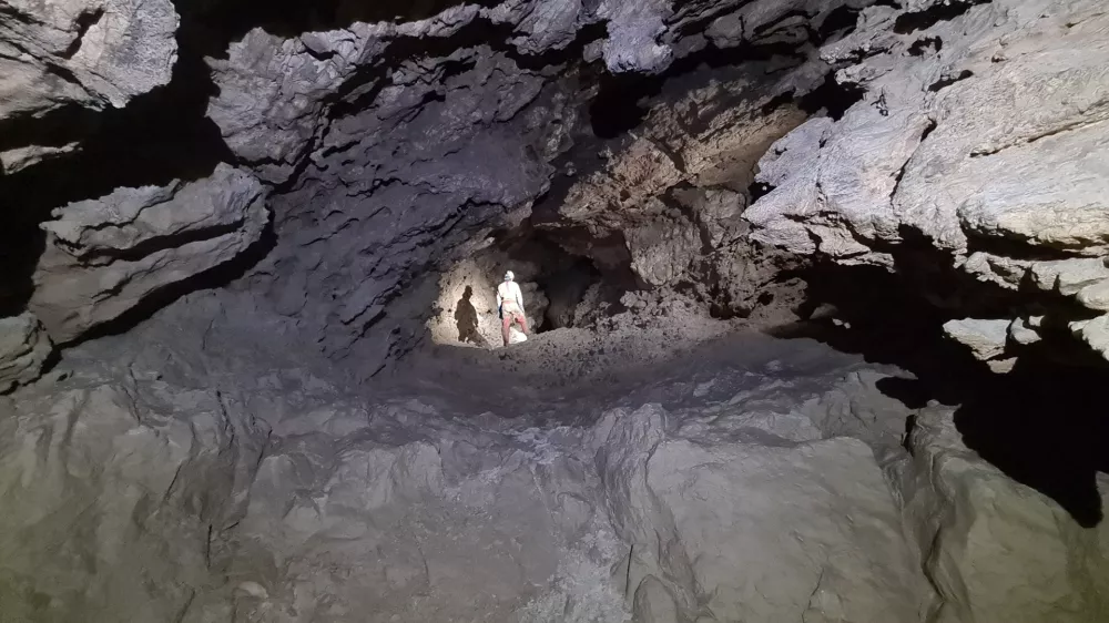 Jama Dlvn je šele trinajsta jama v Sloveniji, ki je presegla magično globino tisoč metrov, in druga, ki se ne nahaja v Kaninskem pogorju. Foto: Peter Mašič