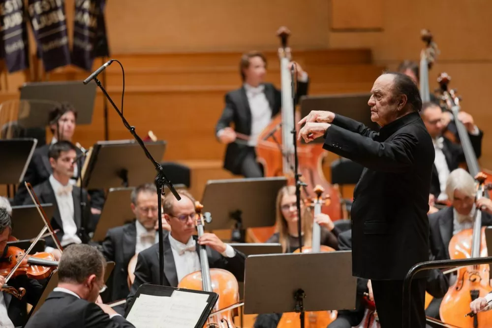 Maestro Charles Dutoit bo 20. in 21. februarja 2025 dirigiral Vojni rekviem skladatelja Benjamina Brittna – s tem monumentalnim delom bodo odprli 8. Zimski festival. Foto: arhiv Festivala Ljubljana