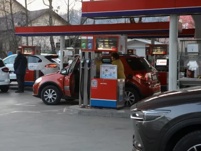 ﻿Bencinski servis Petrol - Šmartinska cesta v Ljubljani.- 07.03.2022 - podražitev pogonskih goriv v Sloveniji - gneča na bencinskih črpalkah - liter bencina dražji za deset centov, liter dizla dražji za dvajset centov - kolona vozil. //FOTO: Luka Cjuha