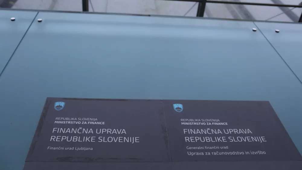 Osnutek zakona o izmenjavi elektronskih računov in drugih elektronskih dokumentov vsebuje določila, na podlagi katerih bi lahko Furs sistematično zbiral podatke o tem, katero storitev ali blago smo kupili, vključno z osebnimi podatki na izstavljenih računih. Foto: Luka Cjuha 