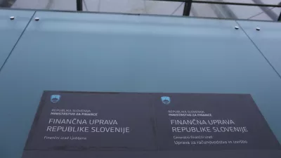 Osnutek zakona o izmenjavi elektronskih računov in drugih elektronskih dokumentov vsebuje določila, na podlagi katerih bi lahko Furs sistematično zbiral podatke o tem, katero storitev ali blago smo kupili, vključno z osebnimi podatki na izstavljenih računih. Foto: Luka Cjuha 